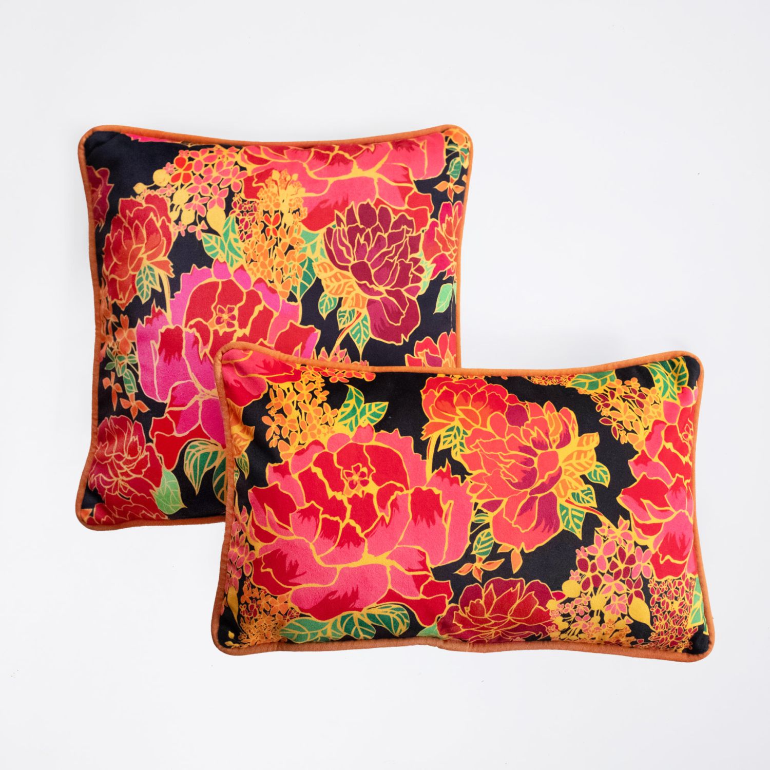 Housse de coussin en velours avec passepoil motif Encre Mandarine