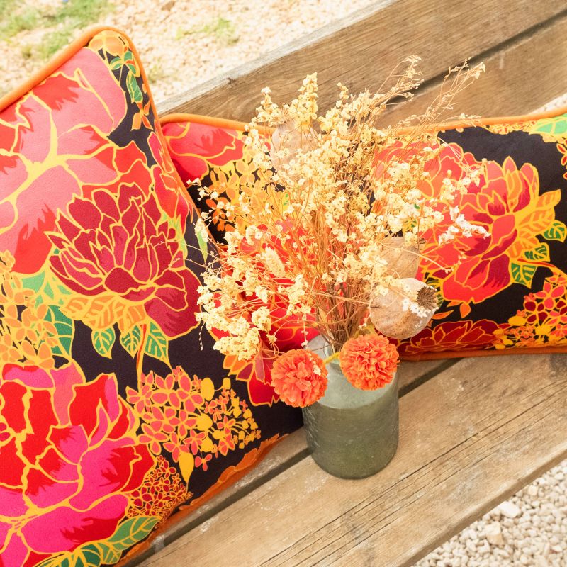 Housse de coussin en velours avec passepoil motif Encre Mandarine